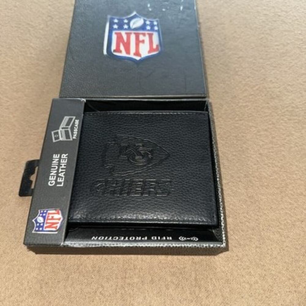 NFL Chiefs Men’s Passcase Wallet RFID Leather In Monochrome Black